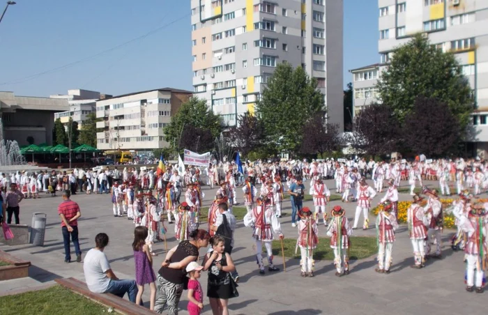 Peste 300 de căluşari au dansat în acelaşi timp, în deschiderea festivalului. FOTO: Alina Mitran