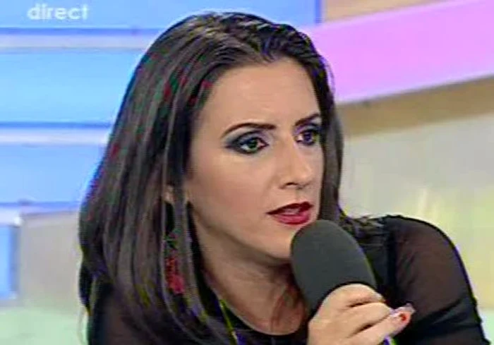 Ioana Tufar, la o şedinţă de „body painting” (Foto: captură video Antena 1)