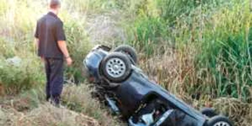 A ajuns cu maşina în şanţ. Foto. Arhivă