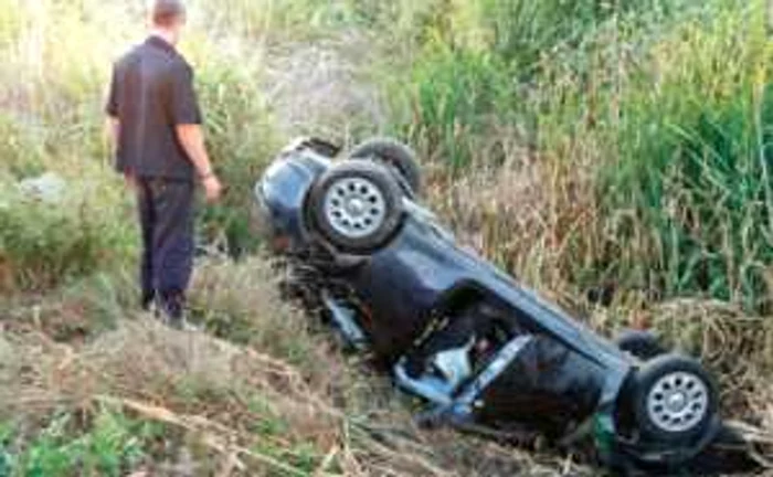 A ajuns cu maşina în şanţ. Foto. Arhivă