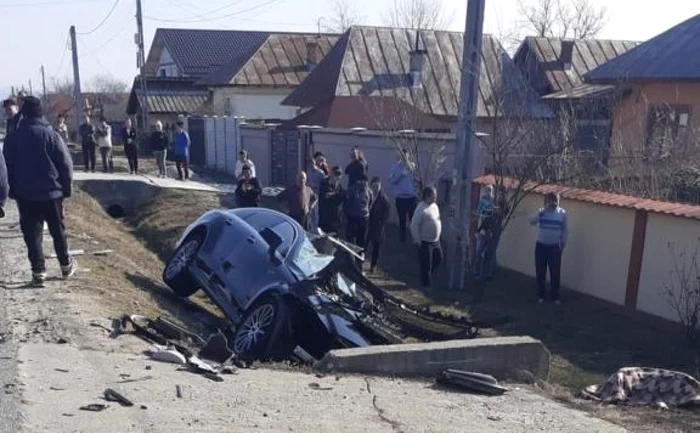 Maşina a intrat într-un TIR, după care a ajuns într-un şanţ Foto: ISU Gorj