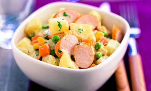 salata, cartofi si crenvusti jpeg