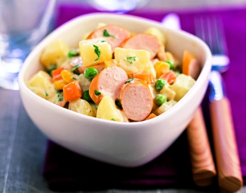 salata, cartofi si crenvusti jpeg