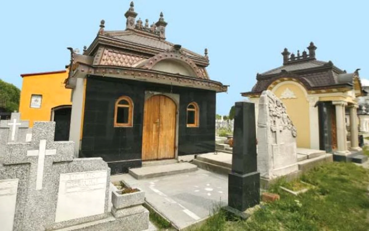 Majoritatea cavourilor-palat au fost construite pe aleea principală a unui cimitir din Timişoara