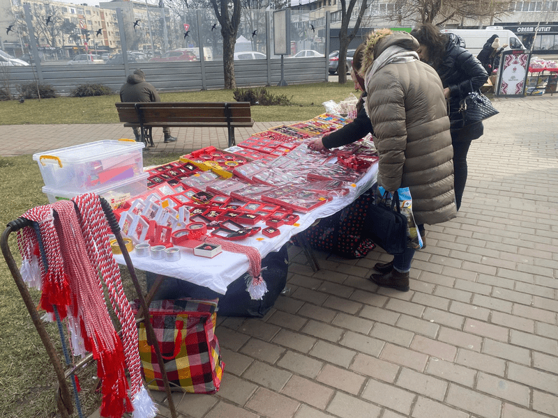 Primăvara începe să se simtă la Iaşi. Centrul oraşului s-a umplut de mărţişoare