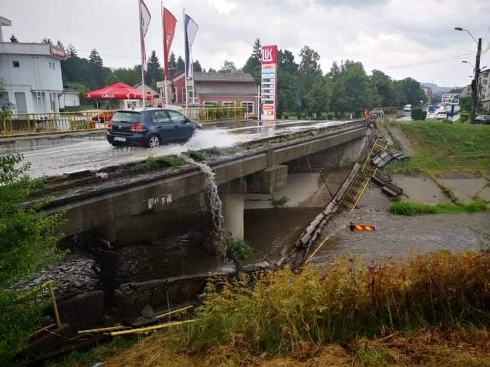 
    Apa a inundat drumurile și gospodăriile oamenilorfoto: captura Facebook  