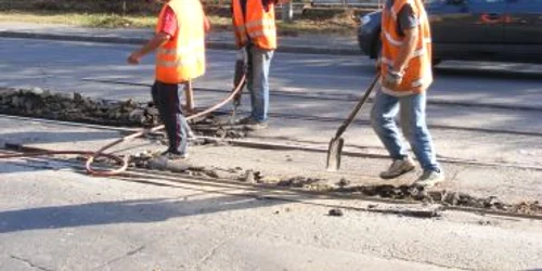 Reşiţa: Lucrările la linia de tramvai continuă să încurce traficul