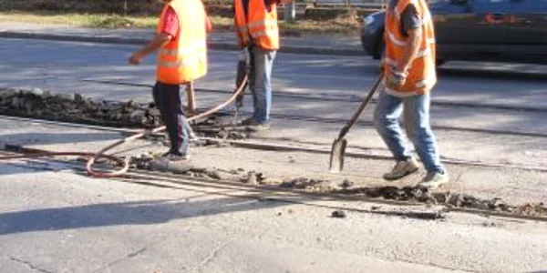 Reşiţa: Lucrările la linia de tramvai continuă să încurce traficul