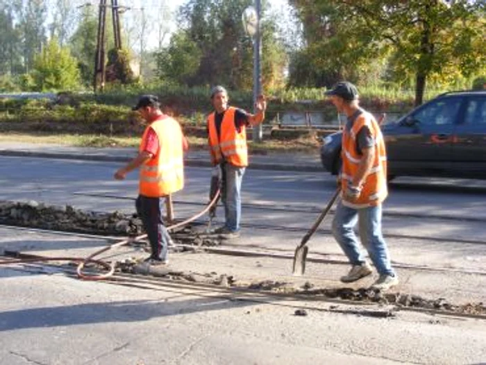 Reşiţa: Lucrările la linia de tramvai continuă să încurce traficul