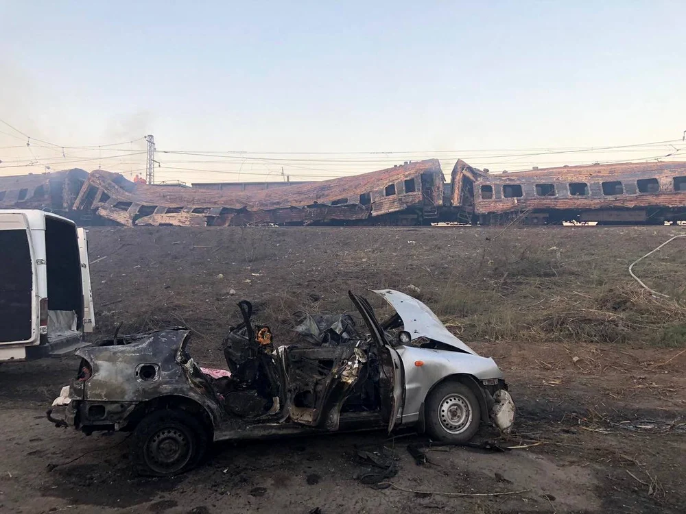 Atacul rusesc asupra unui tren în gara ucraineană Ceaplîne Foto: Twitter/ Dmitro Kuleba