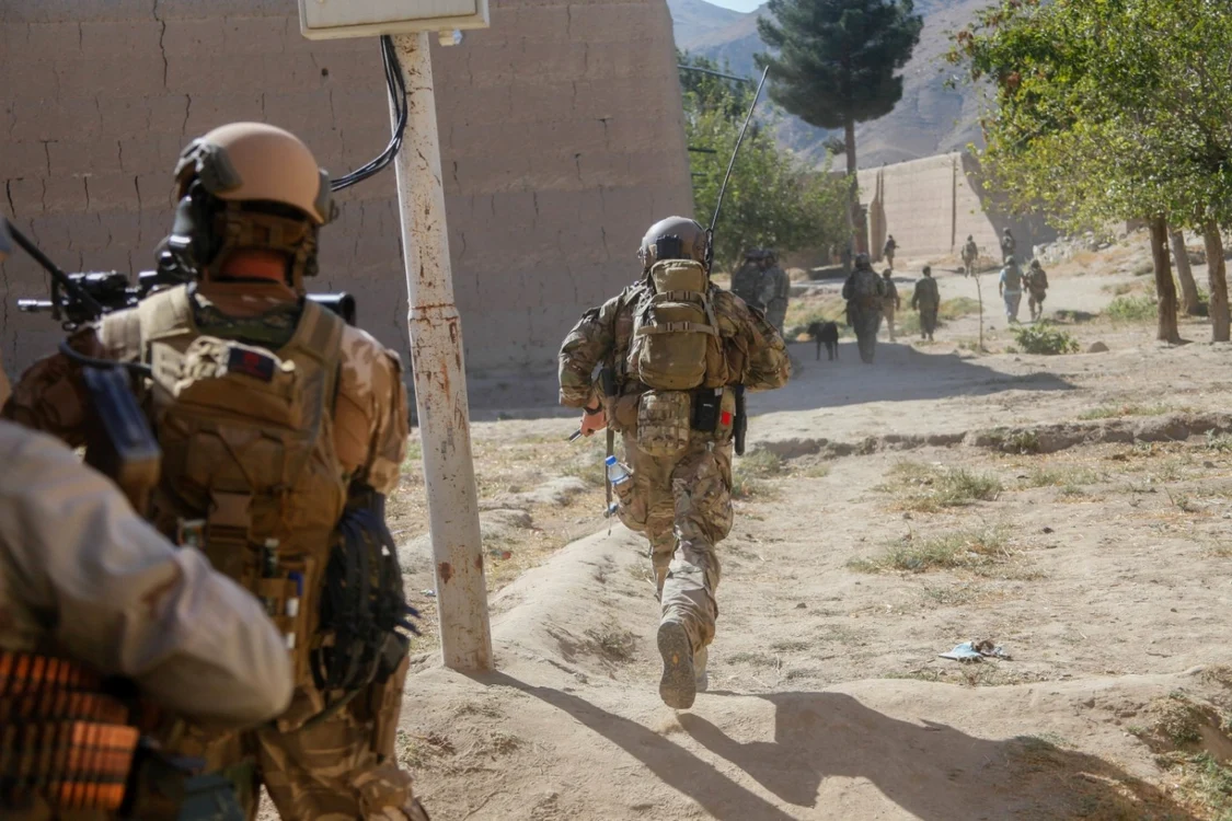 Luptătorii de Operaţii Speciale români şi americani  luând cu asalt o ascunzătoare a talibanilor din Afganistan FOTO:10th Special Forces Group (Airborne)/ Sgt. Connor Mendez