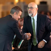 Sorin Grindeanu dă mâna cu Kelemen Hunor, la Congresul UDMR FOTO Inquam / Simion Tătaru