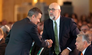 Sorin Grindeanu dă mâna cu Kelemen Hunor, la Congresul UDMR FOTO Inquam / Simion Tătaru