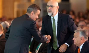 Sorin Grindeanu dă mâna cu Kelemen Hunor, la Congresul UDMR FOTO Inquam / Simion Tătaru 