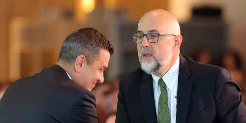 Sorin Grindeanu dă mâna cu Kelemen Hunor, la Congresul UDMR FOTO Inquam / Simion Tătaru 