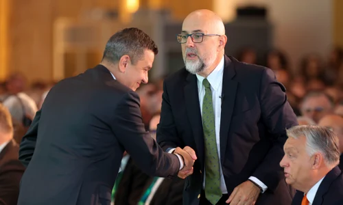 Sorin Grindeanu dă mâna cu Kelemen Hunor, la Congresul UDMR FOTO Inquam / Simion Tătaru 