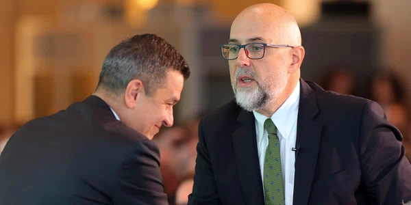 Sorin Grindeanu dă mâna cu Kelemen Hunor, la Congresul UDMR FOTO Inquam / Simion Tătaru 