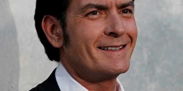 Charlie Sheen şi-a cerut scuze pentru comportamentul său