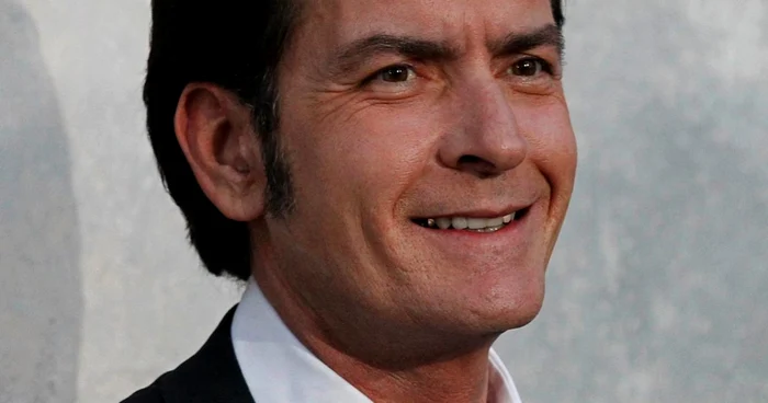 Charlie Sheen şi-a cerut scuze pentru comportamentul său