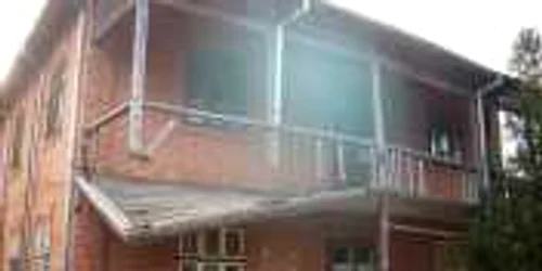 Terasa fostului muzeu atârnă pur şi simplu de clădire