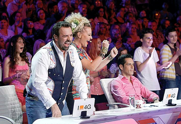 Şi la “X-Factor”  juraţii sar calul  şi fac aluzii  sexuale