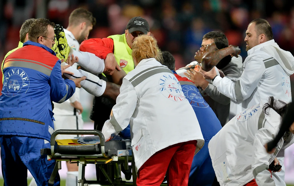 
    Patrick Ekeng este urcat cu greu pe targă de echipajul de pe ambulanța privată prezentă pe stadionfoto: AP  