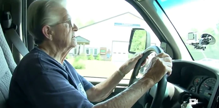 O persoană în vârstă îşi mai pierde din simţuri atunci când conduce maşinafoto: Good News Network