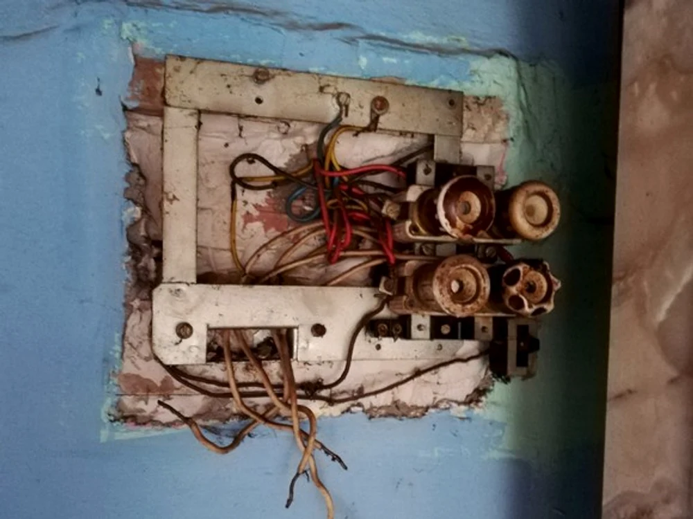 
    O familie folosea acest reșou improvizat ca să se încălzeascăFoto: Delgaz Grid   