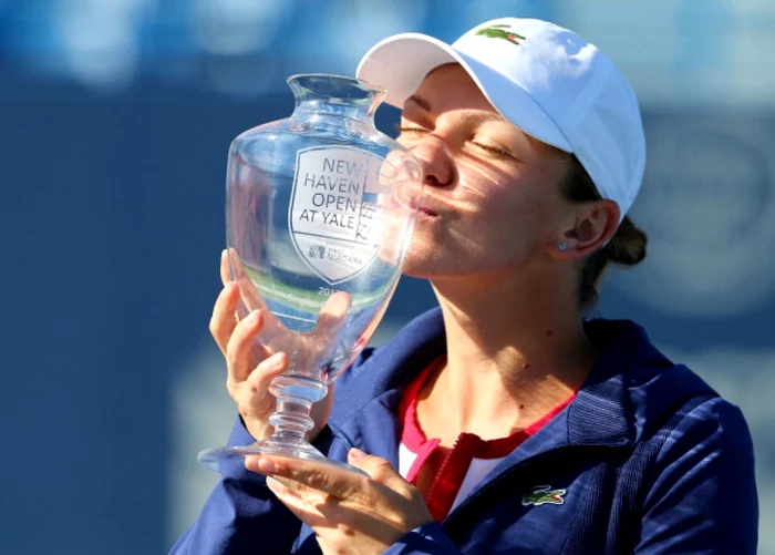 Simona Halep şi trofeul turneului New Haven de la Yale