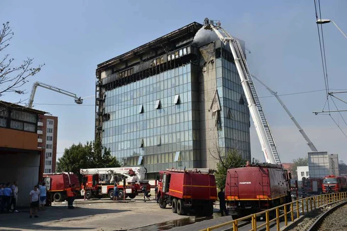 Clădirea de birouri care a ars în sectorul 6 era goala FOTO: Mediafax