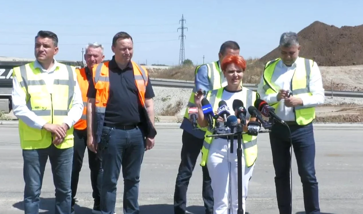 Premierul Ciolacu a verificat ceasul lui Sorin Grineanu. Foto: captură video/CNAIR