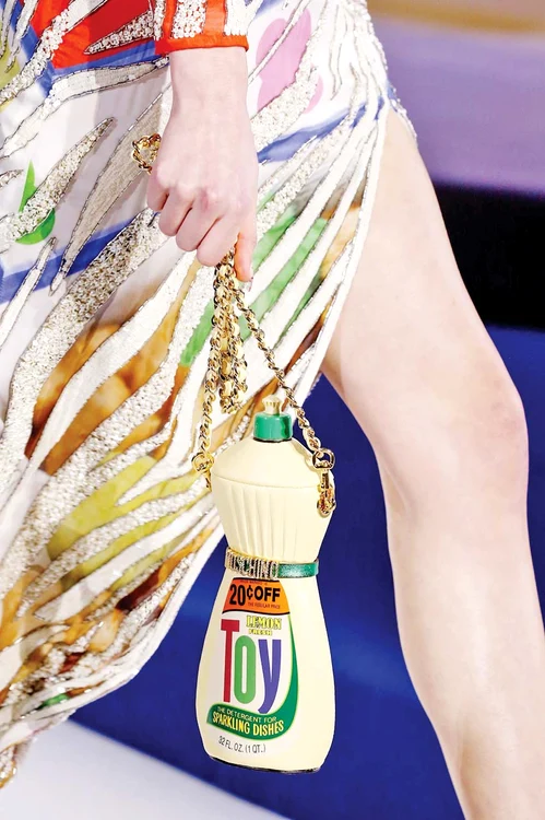 E geantă, nu tub de detergent de vase