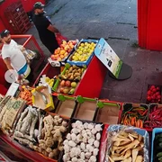 Bărbați surprinși în timp ce fură legume și fructe dintr un magazin românesc Foto Captură video jpg