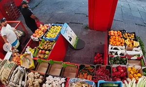 Bărbați surprinși în timp ce fură legume și fructe dintr un magazin românesc Foto Captură video jpg