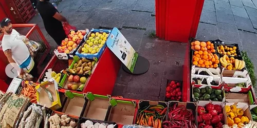 Bărbați surprinși în timp ce fură legume și fructe dintr un magazin românesc Foto Captură video jpg