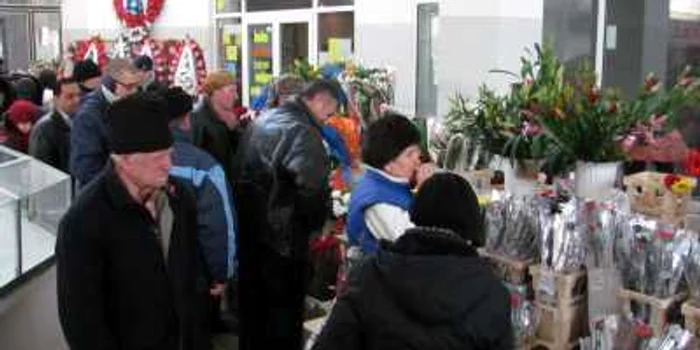 Comercianţii de flori din Piaţa Vidin abia au făcut faţă solicitărilor