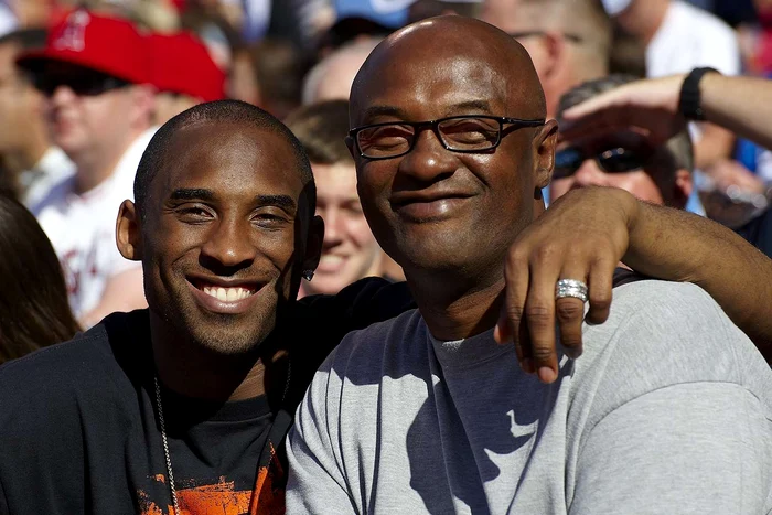 Kobe și Joe Bryant, zâmbitori împreună