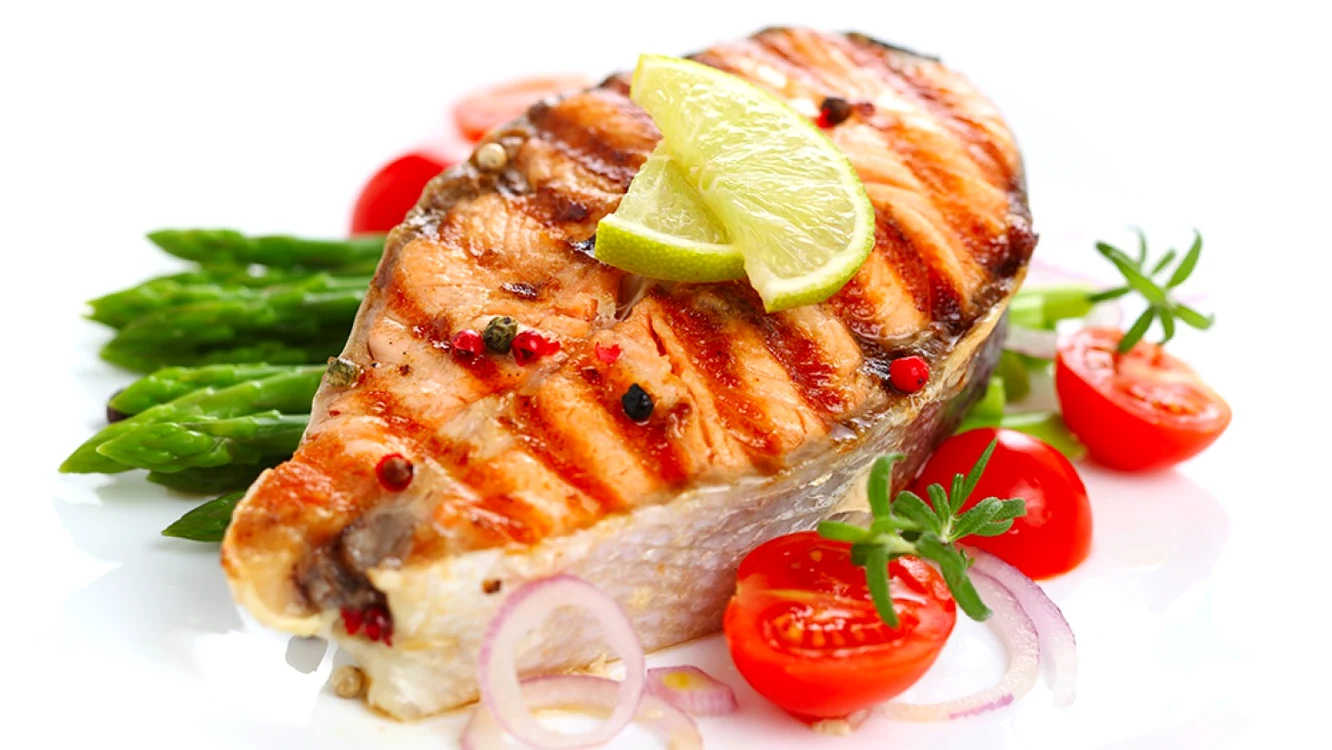 Peştele gras este bogat în acizi omega-3 care ajută sănătatea creierului