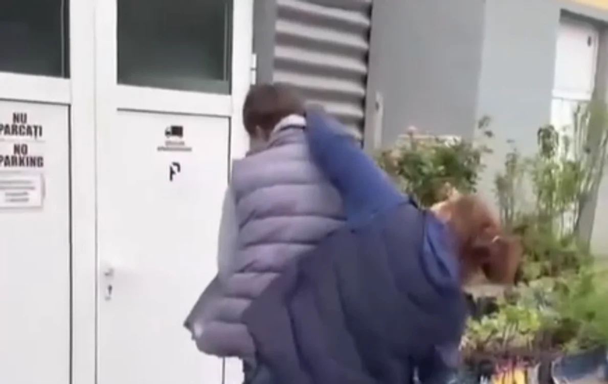 O femeie lovește un minor de 17 ani în piața de legume din Vaslui  captură video Facebook Vaslui TV