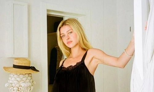 Nicola Peltz a moștenit frumesețea de la mama sa  jpeg