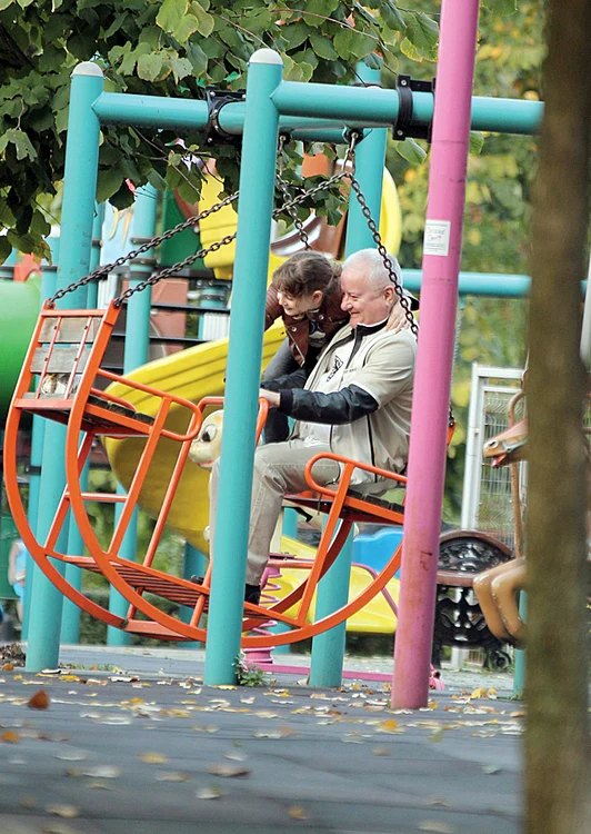 Irinel s-a dat în  leagănul din Herăstrău,  alături de fiica sa