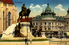 Statuia lui Matei Corvin din Cluj, carte poștală din 1915 (© Biblioteca Centrală Universitară „Lucian Blaga” Cluj-Napoca / europeana.eu - Public Domain)