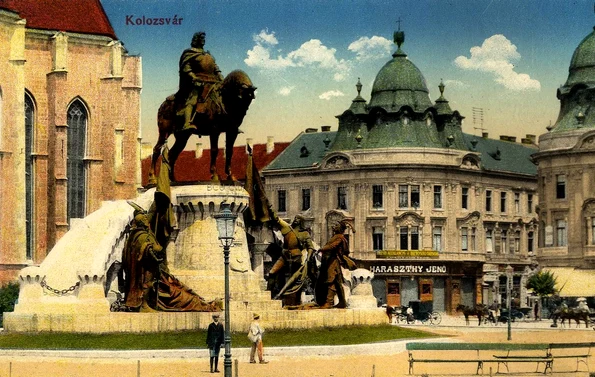 Statuia lui Matei Corvin din Cluj, carte poștală din 1915 (© Biblioteca Centrală Universitară „Lucian Blaga” Cluj-Napoca / europeana.eu - Public Domain)