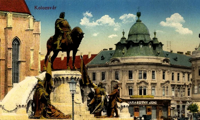 Statuia lui Matei Corvin din Cluj, carte poștală din 1915 (© Biblioteca Centrală Universitară „Lucian Blaga” Cluj-Napoca / europeana.eu - Public Domain)