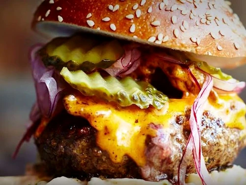 Burger-ul este un preparat care se face rapidFoto: clickpoftabuna.ro
