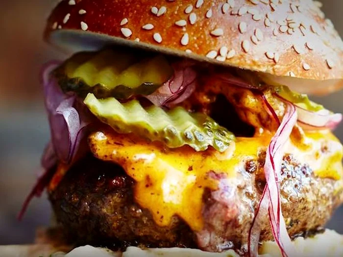 
    Burger-ul este un preparat care se face rapidFoto: clickpoftabuna.ro  