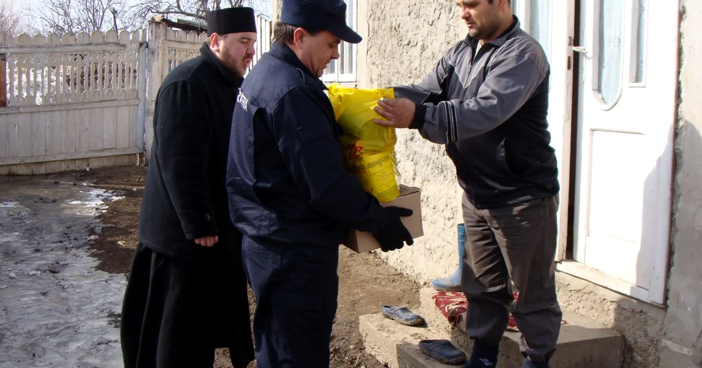 Împărțirea ajutoarelor la Nicorești