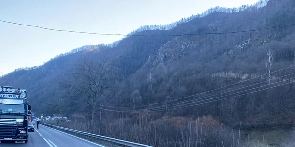 Un cablu de curent electric care s-a apropiat periculos de mult de carosabil a blocat total circulaţia pe Valea Oltului Foto Adevărul