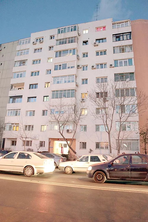 În acest bloc, la etajul 4, actorul a avut un apartament cu două camere