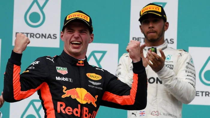 Verstappen (stânga) şi Hamilton, doi coloşi în lumea automobilismului